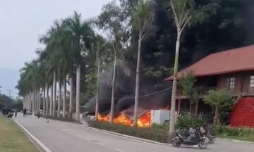 Phú Thọ: Cháy tại Khu du lịch Vườn Vua, 7 xe điện bị thiêu rụi