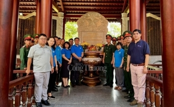 Công đoàn Khối Doanh nghiệp Thương mại Trung ương tại TP. Hồ Chí Minh trao quà nhân ngày 22/12