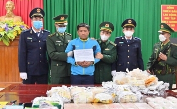 Thanh Hóa: Bắt đối tượng vận chuyển 21 kg ma tuý, thu giữ 1 khẩu súng và 100 viên đạn