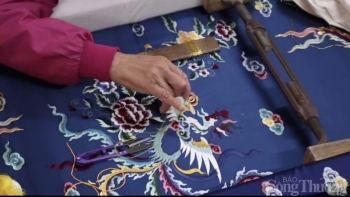 Làng Đông Cứu - Nơi thêu khăn chầu, áo ngự truyền thống