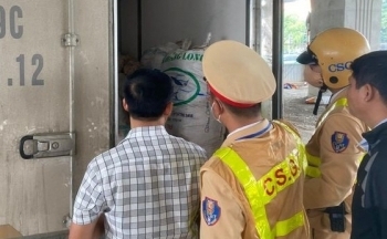 Hà Nội: Chặn giữ xe tải chở hơn 1 tấn mỡ lợn hôi thối đang đi tiêu thụ