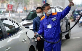 Vì sao giá xăng đồng loạt tăng mạnh, RON 95 vượt mức 25.000 đồng/lít?