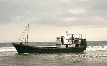 Quảng Trị: Phát hiện tàu không người lái trôi vào bờ biển