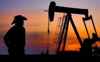 Giá dầu suy yếu hơn 3% do lo ngại về nhu cầu