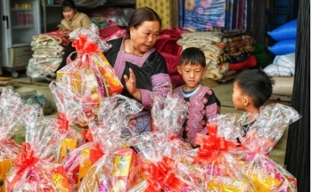 Theo chân đồng bào Mông xuống chợ phiên Pà Cò ngày giáp Tết