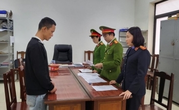 Khởi tố tài xế ô tô tải vụ cố ý chèn ngã xe máy ở Phú Thọ