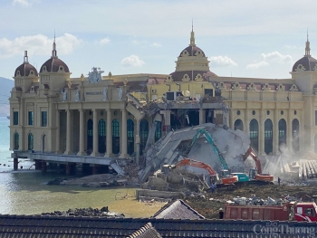 Ngọn tháp của một công trình gần cảng Nha Trang bất ngờ đổ sập