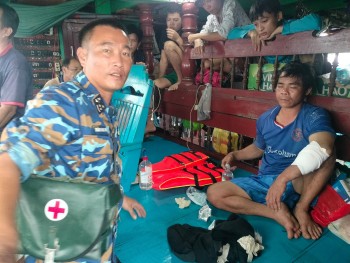 Vùng 2 Hải quân cấp cứu ngư dân bị cá cắn rách tay trên biển