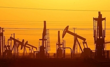 Giá dầu giảm phiên thứ ba liên tiếp trước sự tăng vọt của đồng USD