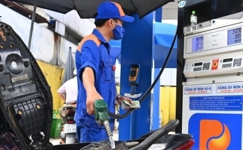 Vì sao giá xăng tiếp tục giảm, giá dầu lại bật tăng?