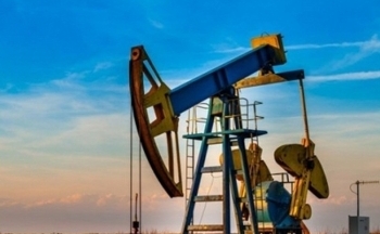 Giá dầu bật tăng khoảng 2% trước mối lo ngại về nguồn cung