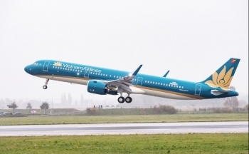 Hành khách tận hưởng giải trí không dây khi bay Airbus A321 của Vietnam Airlines