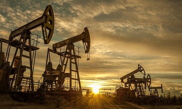 Giá dầu giảm nhẹ dưới áp lực về tình trạng dư cung