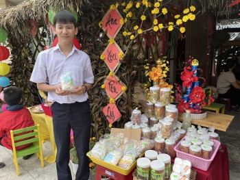 Ấm áp 10 gian hàng yêu thương của học sinh khuyết tật ở Phú Yên