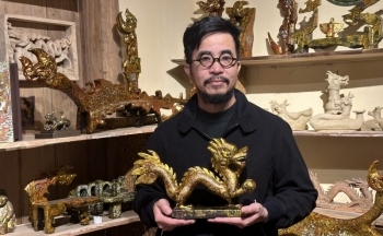 Ấn tượng bộ ghế rồng dát vàng đón tết Giáp Thìn 2024