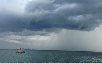 Dự báo thời tiết biển hôm nay 4/2/2024: Khu vực Nam Biển Đông có mưa rào và dông vài nơi