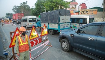 Hà Nội: Phân luồng giao thông phục vụ thi công cầu đi bộ tại đường Võ Văn Kiệt, Đông Anh