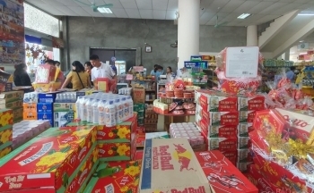 Hàng Tết đua nhau lên kệ phục vụ người dân Hòa Bình