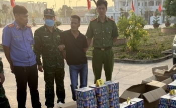 Long An: Bắt quả tang 2 đối tượng vận chuyển gần 3 tạ pháo lậu