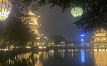 Phố cổ Hoa Lư lung linh chào Xuân