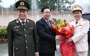 Chủ tịch Quốc hội Vương Đình Huệ thăm và chúc Tết Công an tỉnh Nghệ An