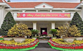 Sóc Trăng và Đồng Tháp mở cửa khuôn viên trụ sở UBND tỉnh đón người dân đến chơi Tết