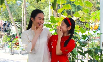 Người dân, du khách nô nức du xuân đường hoa Tết tại Nha Trang