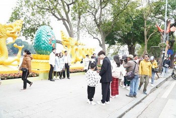 Người dân nô nức đến Hồ Gươm chụp ảnh chiều mùng 1 Tết Nguyên đán