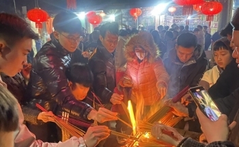 Chùm ảnh: Dân làng háo hức xin lửa cầu may trong đêm Giao thừa