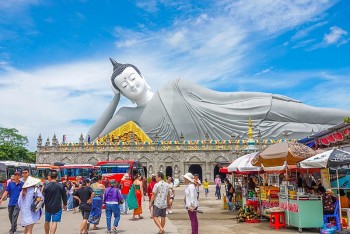 Nhộn nhịp đi lễ đầu xuân tại các chùa Khmer