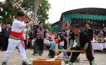 Điện Biên: Đông đảo bà con người Mông tham gia thi giã bánh giầy trong hội Xuân