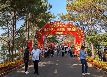 Biển hồ Pleiku đón lượng khách lớn du xuân ngày mùng 4 Tết