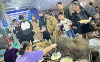 Thanh Hóa: Khách xếp hàng chờ ăn bánh khoái vỉa hè ngày đầu năm