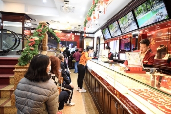 Không chờ đến ngày Thần tài, người dân Hà Nội xếp hàng để mua vàng