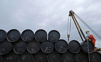 Giá dầu bật tăng hơn 1% trước sự suy yếu của đồng USD