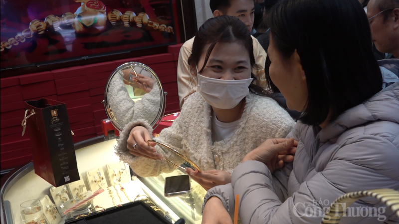 Giá vàng giảm mạnh, người dân kéo nhau mua vàng trước ngày Thần Tài