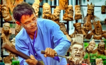 Mãn nhãn màn trình diễn điêu khắc gốc tre của nghệ nhân Huỳnh Phương Đỏ