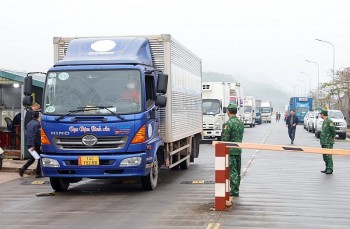Quảng Ninh: 925 tấn hàng xuất khẩu qua Lối mở Cầu phao Móng Cái