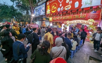 Người dân xếp hàng xuyên đêm để mua vàng ngày Thần Tài