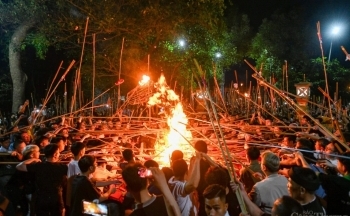 Hà Nội: Cả làng mang sào tre xin lửa lấy may giữa đêm khuya