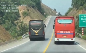 Cảnh sát giao thông ghi hình xử phạt tài xế vượt ẩu trên cao tốc Cam Lộ - La Sơn