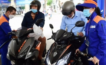 Giá xăng RON95 tăng mạnh áp sát 24.000 đồng/lít, giá dầu giảm nhẹ