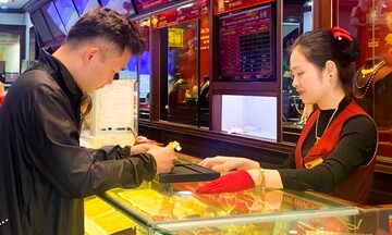 Giá vàng SJC tăng sát mốc 82 triệu đồng/lượng, nhà đầu tư bán vàng chốt lời