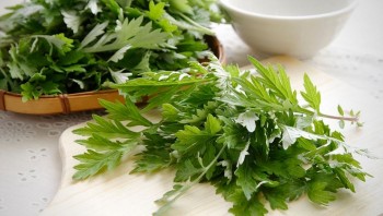 Thời tiết nóng lạnh, nồm ẩm thất thường: Có một loại rau đánh bay nhức mỏi