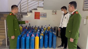 Phát hiện kho khí cười nằm sâu trong bãi trông giữ xe ở Hà Nội