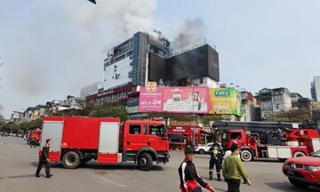 Hà Nội: Cháy tòa nhà cao tầng ở phố Ô Chợ Dừa, khói lửa bốc lên ngùn ngụt