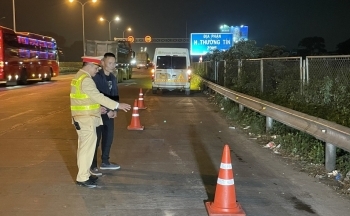 Cảnh sát giao thông xuyên đêm dán phản quang cảnh báo cho phương tiện trên cao tốc
