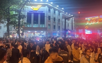 Điện Biên: Biển người đổ về Quảng trường 7/5 xem Chương trình khai mạc Năm Du lịch Quốc gia
