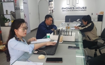 Quảng Bình: Kiểm tra 2 cửa hàng điện thoại, tạm giữ 26 Iphone các loại