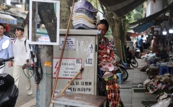 Hà Nội: Phớt lờ cảnh báo nguy hiểm, nhiều người bám bốt điện để kinh doanh